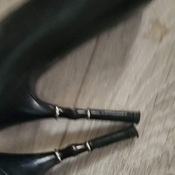 Gucci Black Stiletto Heels with Textured Leather - Picture 8 of 8